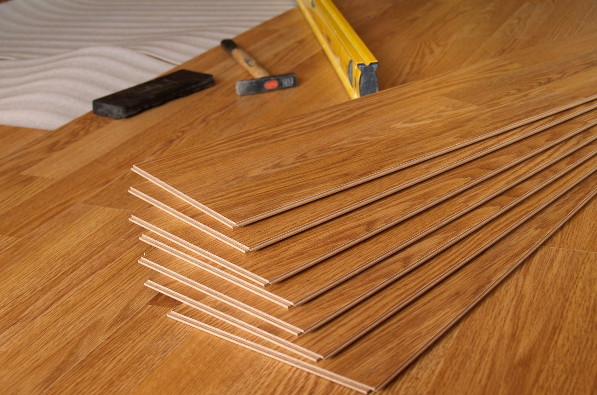 układanie podłogi w domu z drewna dębowego